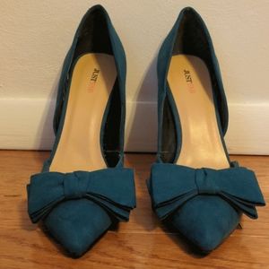 Pointed toe Emerald Heels